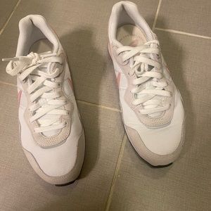 Nike sneakers size 7.5. Worn around 5x. Great condition.